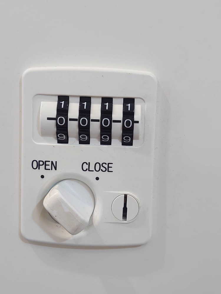 【在庫100台あり】SEIKO 生興 4名用 投函口付 メール穴付 パーソナルロッカー ホワイト色 ダイヤル錠 貴重品ロッカー メールロッカー モバイルロッカー 更衣ロッカー 2列2段 W900 D450 H1110 RW45-410P-D 4名用 4人用【中古オフィス家具】 - 画像 (4)