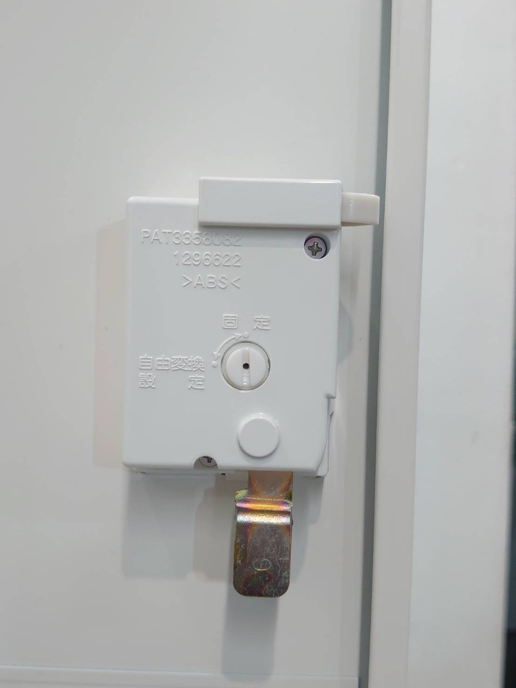 【大量入荷!】生興 SEIKO 4名用 投函口付 メール穴付 パーソナルロッカー ホワイト色 ダイヤル錠 貴重品ロッカー メールロッカー モバイルロッカー 更衣ロッカー 2列2段 W900 D450 H1110 RW45-410P-D 4名用 4人用【中古オフィス家具】 - 画像 (5)