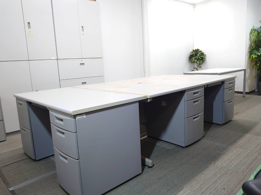 【送料無料 地域限定】【美品】5台セット イトーキ CZ プレーゴ 5人用 オフィスデスクセット 両袖机 片袖机 椅子 オフィスデスク オフィスチェア W1400 W1000 ITOKI 国産 【中古オフィス家具】【中古】 - 画像 (4)