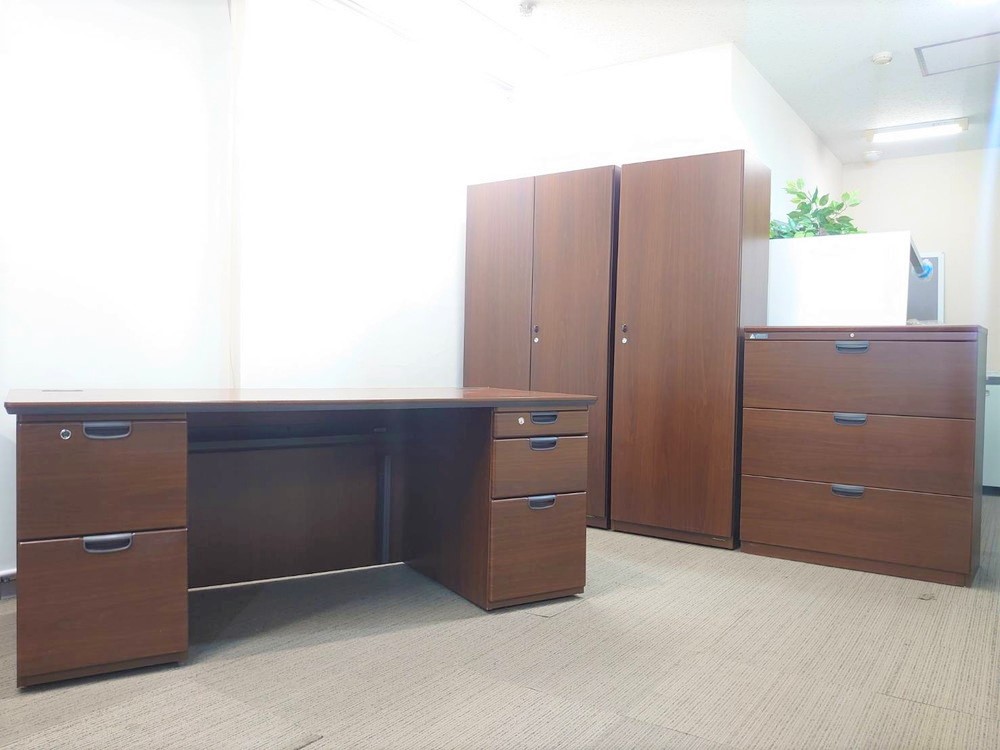 【送料無料 東京地区限定】 役員家具4点セット オカムラ 木製 両袖机 両開き書庫 ワードローブ デスク 役員デスク ラテラル書庫 3段 鍵付き書庫 キャビネット 両開き 収納 役員室 社長室 【中古オフィス家具】【中古】 - 画像 (2)