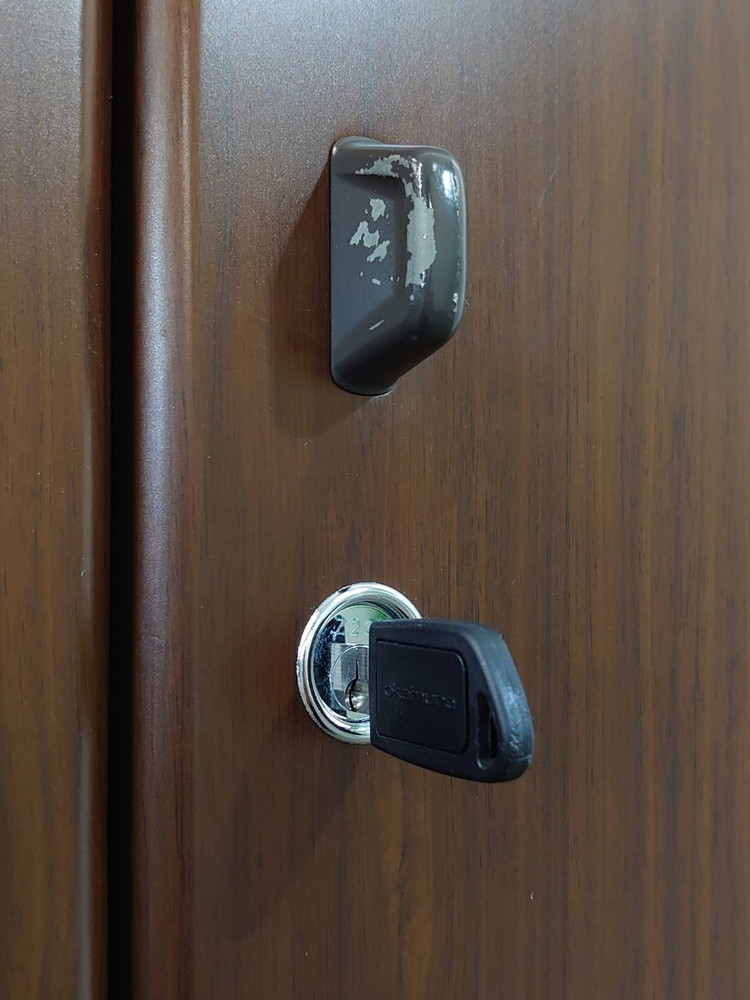 【送料無料 東京地区限定】 役員家具4点セット オカムラ 木製 両袖机 両開き書庫 ワードローブ デスク 役員デスク ラテラル書庫 3段 鍵付き書庫 キャビネット 両開き 収納 役員室 社長室 【中古オフィス家具】【中古】 - 画像 (5)