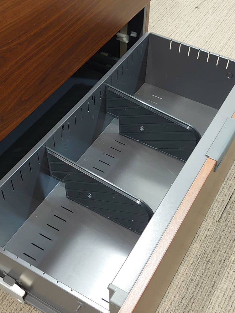 【送料無料 東京地区限定】 役員家具4点セット オカムラ 木製 両袖机 両開き書庫 ワードローブ デスク 役員デスク ラテラル書庫 3段 鍵付き書庫 キャビネット 両開き 収納 役員室 社長室 【中古オフィス家具】【中古】 - 画像 (18)