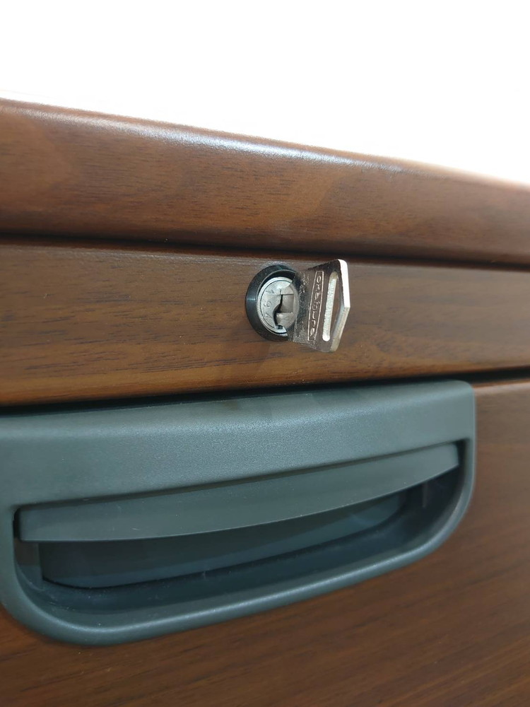 【送料無料 東京地区限定】 役員家具4点セット オカムラ 木製 両袖机 両開き書庫 ワードローブ デスク 役員デスク ラテラル書庫 3段 鍵付き書庫 キャビネット 両開き 収納 役員室 社長室 【中古オフィス家具】【中古】 - 画像 (19)