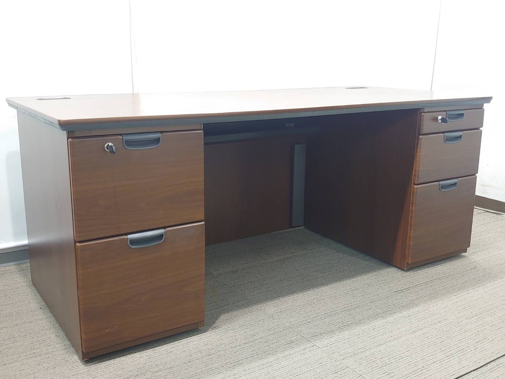 【送料無料 東京地区限定】 役員家具4点セット オカムラ 木製 両袖机 両開き書庫 ワードローブ デスク 役員デスク ラテラル書庫 3段 鍵付き書庫 キャビネット 両開き 収納 役員室 社長室 【中古オフィス家具】【中古】 - 画像 (10)
