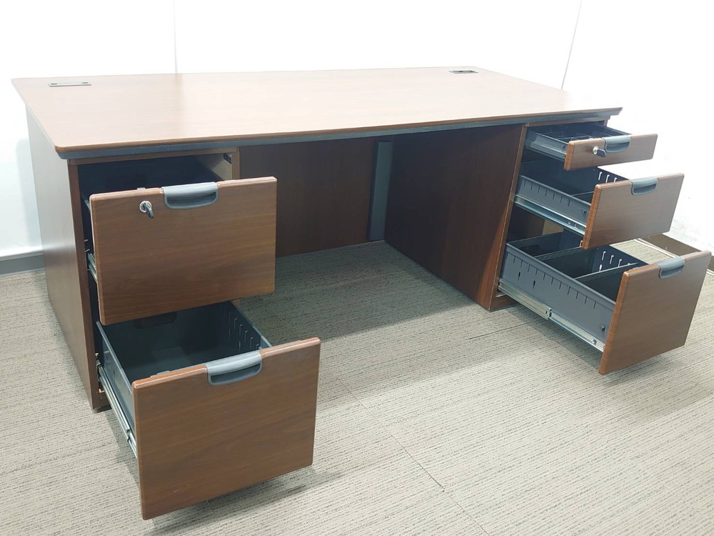 【送料無料 東京地区限定】 役員家具4点セット オカムラ 木製 両袖机 両開き書庫 ワードローブ デスク 役員デスク ラテラル書庫 3段 鍵付き書庫 キャビネット 両開き 収納 役員室 社長室 【中古オフィス家具】【中古】 - 画像 (11)