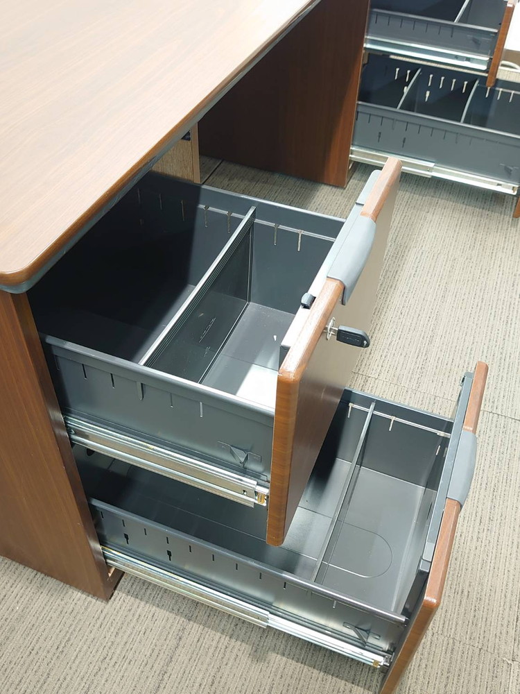 【送料無料 東京地区限定】 役員家具4点セット オカムラ 木製 両袖机 両開き書庫 ワードローブ デスク 役員デスク ラテラル書庫 3段 鍵付き書庫 キャビネット 両開き 収納 役員室 社長室 【中古オフィス家具】【中古】 - 画像 (12)