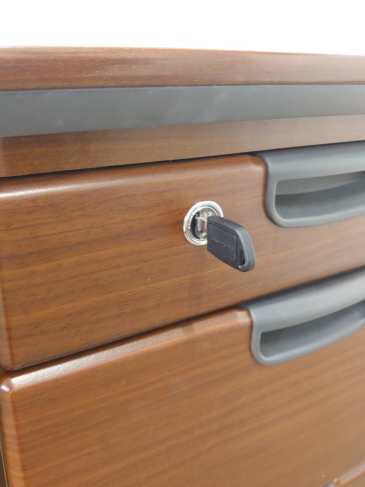 【送料無料 東京地区限定】 役員家具4点セット オカムラ 木製 両袖机 両開き書庫 ワードローブ デスク 役員デスク ラテラル書庫 3段 鍵付き書庫 キャビネット 両開き 収納 役員室 社長室 【中古オフィス家具】【中古】 - 画像 (15)