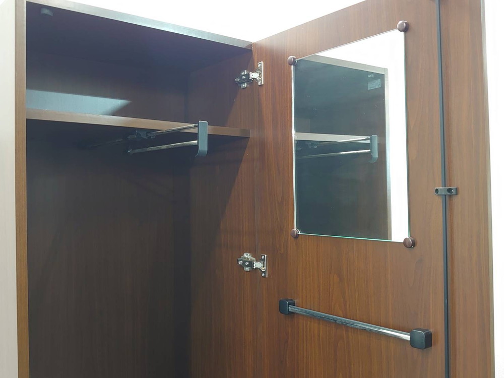 【送料無料 東京地区限定】 役員家具4点セット オカムラ 木製 両袖机 両開き書庫 ワードローブ デスク 役員デスク ラテラル書庫 3段 鍵付き書庫 キャビネット 両開き 収納 役員室 社長室 【中古オフィス家具】【中古】 - 画像 (8)