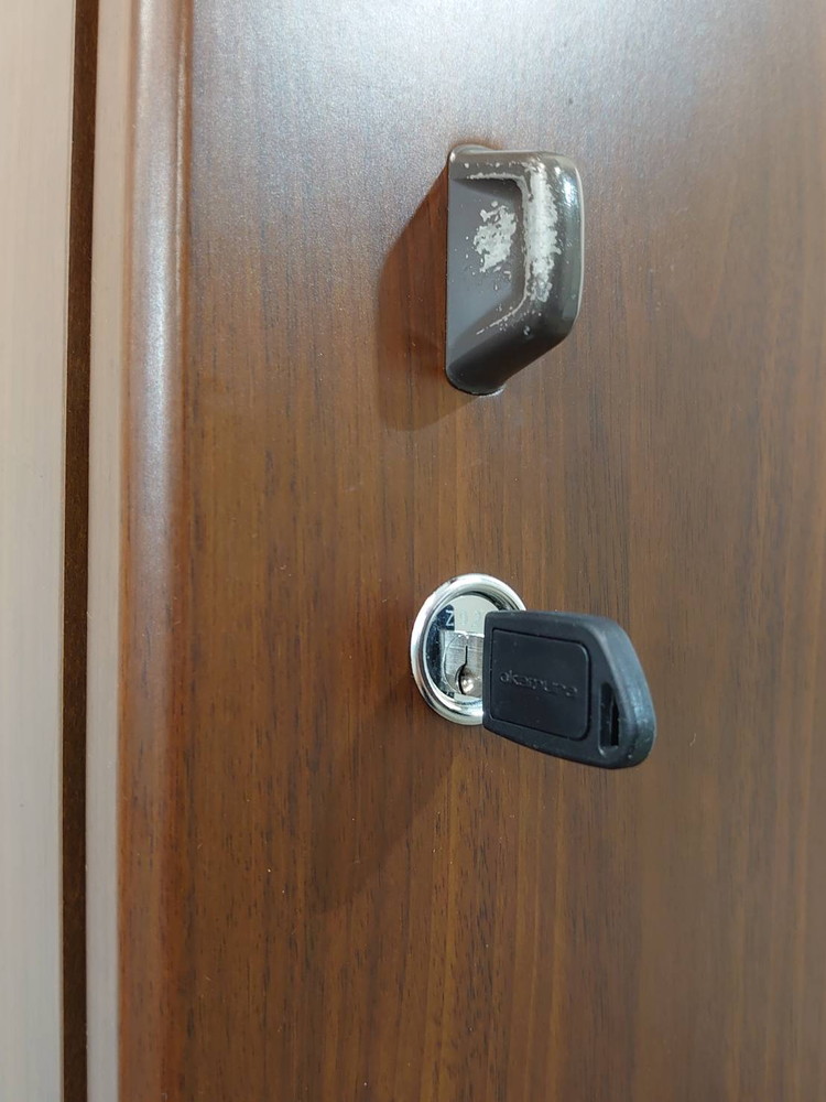 【送料無料 東京地区限定】 役員家具4点セット オカムラ 木製 両袖机 両開き書庫 ワードローブ デスク 役員デスク ラテラル書庫 3段 鍵付き書庫 キャビネット 両開き 収納 役員室 社長室 【中古オフィス家具】【中古】 - 画像 (9)