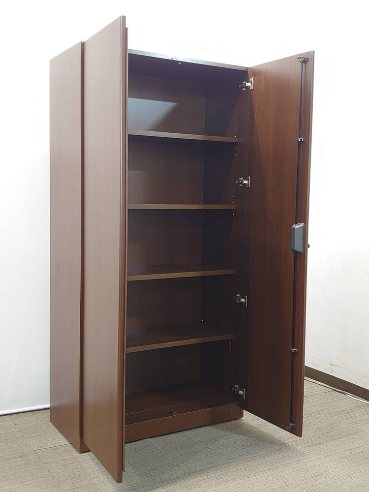 【送料無料 東京地区限定】 役員家具4点セット オカムラ 木製 両袖机 両開き書庫 ワードローブ デスク 役員デスク ラテラル書庫 3段 鍵付き書庫 キャビネット 両開き 収納 役員室 社長室 【中古オフィス家具】【中古】 - 画像 (4)