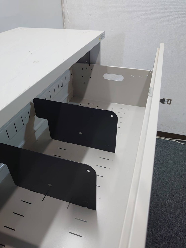 ラテラル書庫 オカムラ 42 書庫 3段 ローキャビネット ラテラル ラテラルキャビネット 3段書庫 保管庫 キャビネット 収納庫 スチールキャビネット 本棚 書棚 4273ZL Z13 鍵付き書庫 カギ付き書庫 各段 シリンダー錠 グレー色 スチール書庫 収納棚 保管棚 書類整理 書類入れ ファイルキャビネット okamura 国産 【中古オフィス家具】【中古】 - 画像 (3)