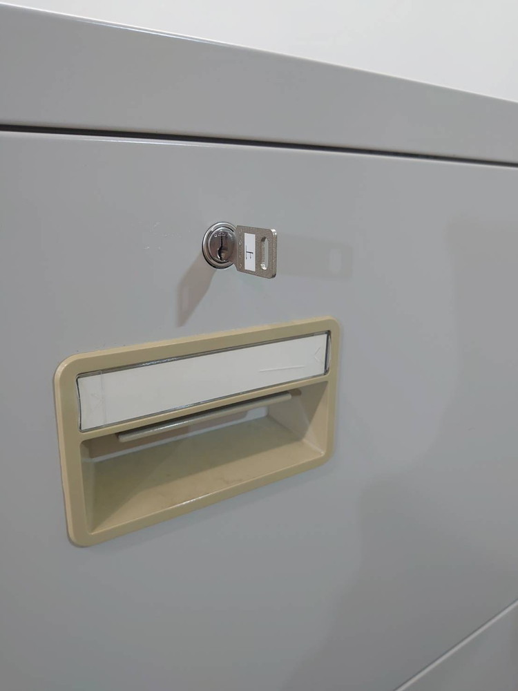 ラテラル書庫 オカムラ 42 書庫 3段 ローキャビネット ラテラル ラテラルキャビネット 3段書庫 保管庫 キャビネット 収納庫 スチールキャビネット 本棚 書棚 4273ZL Z13 鍵付き書庫 カギ付き書庫 各段 シリンダー錠 グレー色 スチール書庫 収納棚 保管棚 書類整理 書類入れ ファイルキャビネット okamura 国産 【中古オフィス家具】【中古】 - 画像 (4)