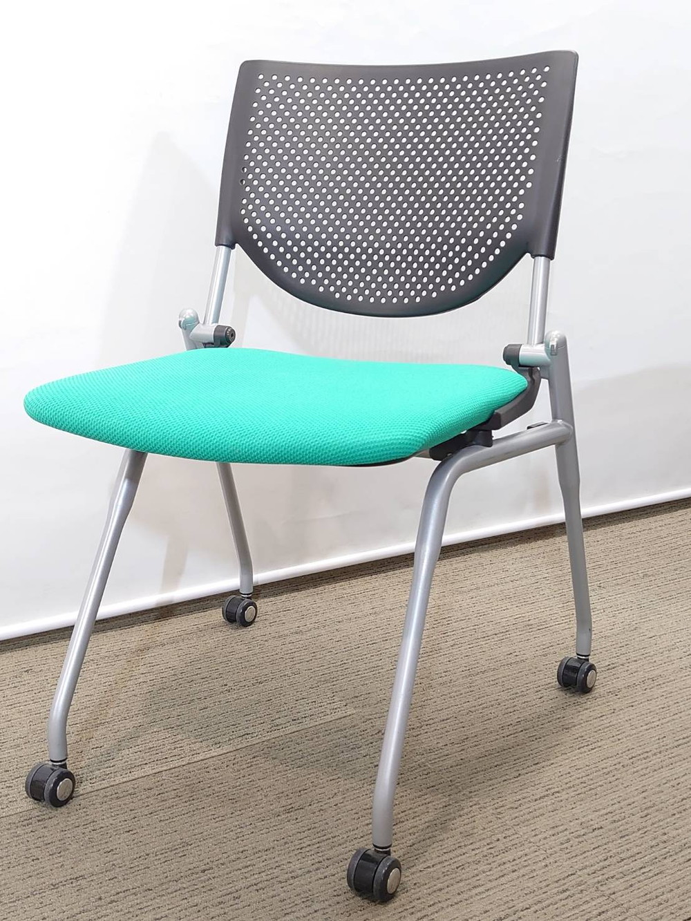 会議テーブル 会議用テーブル ミーティングテーブル ミーティングセット テーブル3色あり 会議チェア ネスタブルチェア 平行スタックチェア 有料オプションあり アクリル板 飛沫感染予防パネル 【中古オフィス家具】【中古】 - 画像 (6)