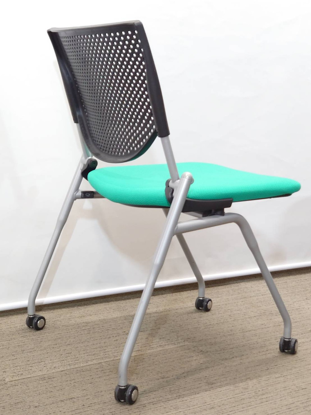 会議テーブル 会議用テーブル ミーティングテーブル ミーティングセット テーブル3色あり 会議チェア ネスタブルチェア 平行スタックチェア 有料オプションあり アクリル板 飛沫感染予防パネル 【中古オフィス家具】【中古】 - 画像 (8)