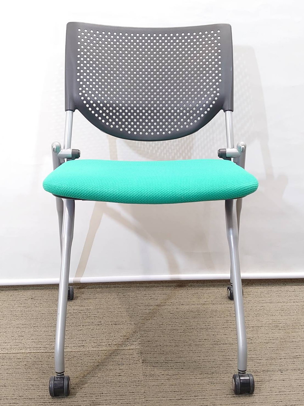 会議テーブル 会議用テーブル ミーティングテーブル ミーティングセット テーブル3色あり 会議チェア ネスタブルチェア 平行スタックチェア 有料オプションあり アクリル板 飛沫感染予防パネル 【中古オフィス家具】【中古】 - 画像 (7)