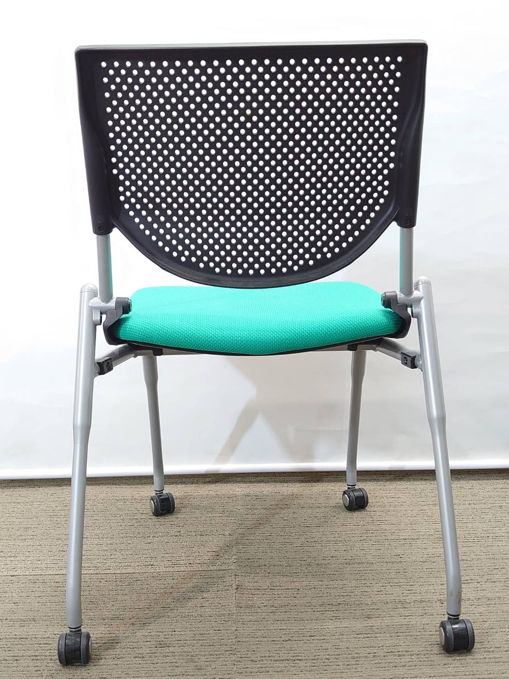 会議テーブル 会議用テーブル ミーティングテーブル ミーティングセット テーブル3色あり 会議チェア ネスタブルチェア 平行スタックチェア 有料オプションあり アクリル板 飛沫感染予防パネル 【中古オフィス家具】【中古】 - 画像 (9)