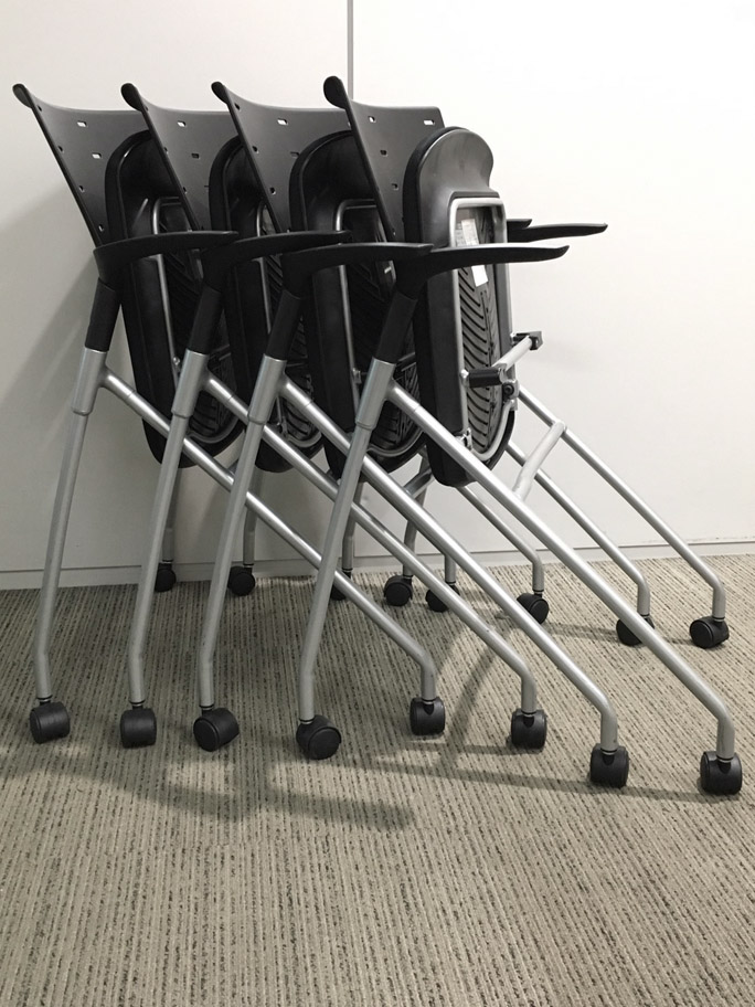 会議テーブル 会議用テーブル ミーティングテーブル ミーティングセット テーブル3色あり 会議チェア スタッキングチェア スタックチェア 有料オプションあり アクリル板 飛沫感染予防パネル RFヤマカワ イトーキ マノス【中古オフィス家具】【中古】 - 画像 (10)