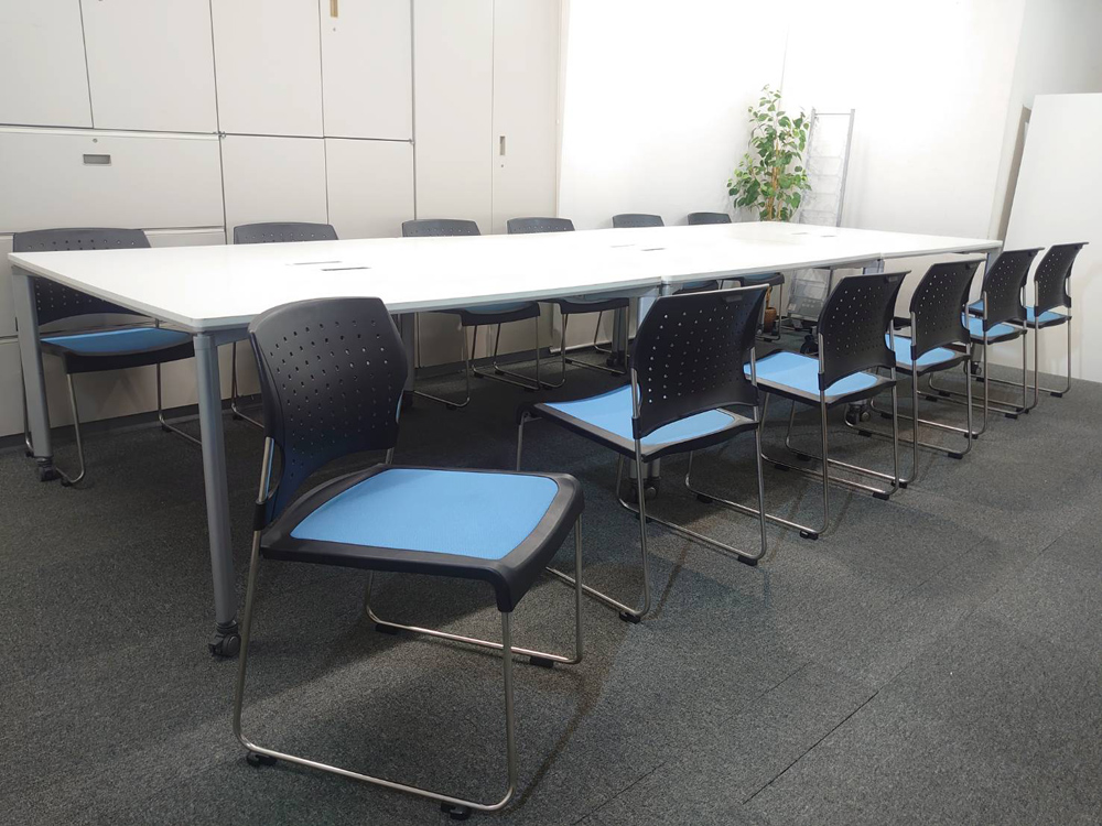 【送料無料 地域限定】 12人用 フリーアドレス 会議チェア 会議セット コクヨ 大型会議テーブル 大型テーブル W4200 ワークテーブル ワークソート フリアド W1400×3台 可動式 ミーティングテーブル 会議テーブル 平机 SDT-WS1414PAW ミーティングチェア スタッキングチェア プレド 【中古オフィス家具】【中古】 - 画像 (2)