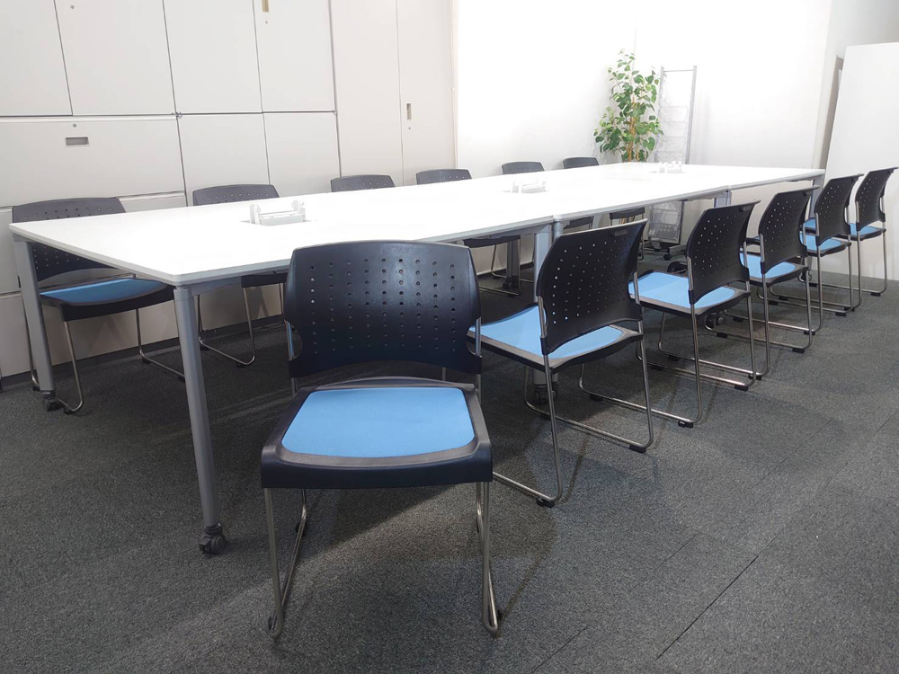 【送料無料 地域限定】 12人用 フリーアドレス 会議チェア 会議セット コクヨ 大型会議テーブル 大型テーブル W4200 ワークテーブル ワークソート フリアド W1400×3台 可動式 ミーティングテーブル 会議テーブル 平机 SDT-WS1414PAW ミーティングチェア スタッキングチェア プレド 【中古オフィス家具】【中古】 - 画像 (4)