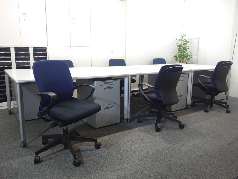 【送料無料 地域限定】 6人用 フリーアドレス デスクセット コクヨ ワークソート ワークテーブルセット W1400×3台 フリアド 平机 片袖机 可動式 オフィステーブル ミーティングテーブル 会議テーブル 多目的テーブル SDT-WS1414PAW 開業セット 国産 【中古オフィス家具】【中古】 - 画像 (2)