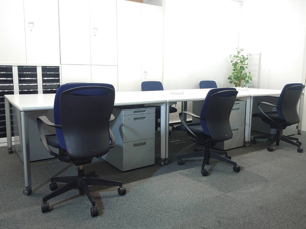 【送料無料 地域限定】 6人用 フリーアドレス デスクセット コクヨ ワークソート ワークテーブルセット W1400×3台 フリアド 平机 片袖机 可動式 オフィステーブル ミーティングテーブル 会議テーブル 多目的テーブル SDT-WS1414PAW 開業セット 国産 【中古オフィス家具】【中古】 - 画像 (4)