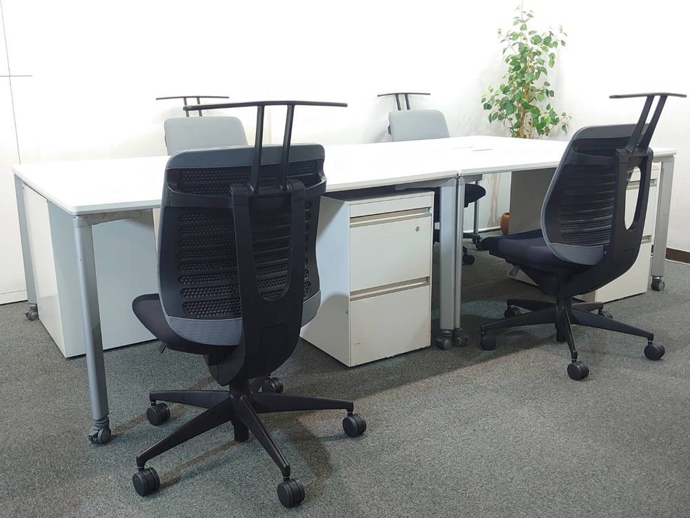 【送料無料 地域限定】 4人用 フリーアドレス デスクセット コクヨ ワークソート ワークテーブルセット W1400×2台 フリアド 平机 片袖机 可動式 オフィステーブル ミーティングテーブル 会議テーブル 多目的テーブル SDT-WS1414PAW 開業セット 国産 【中古オフィス家具】【中古】 - 画像 (4)