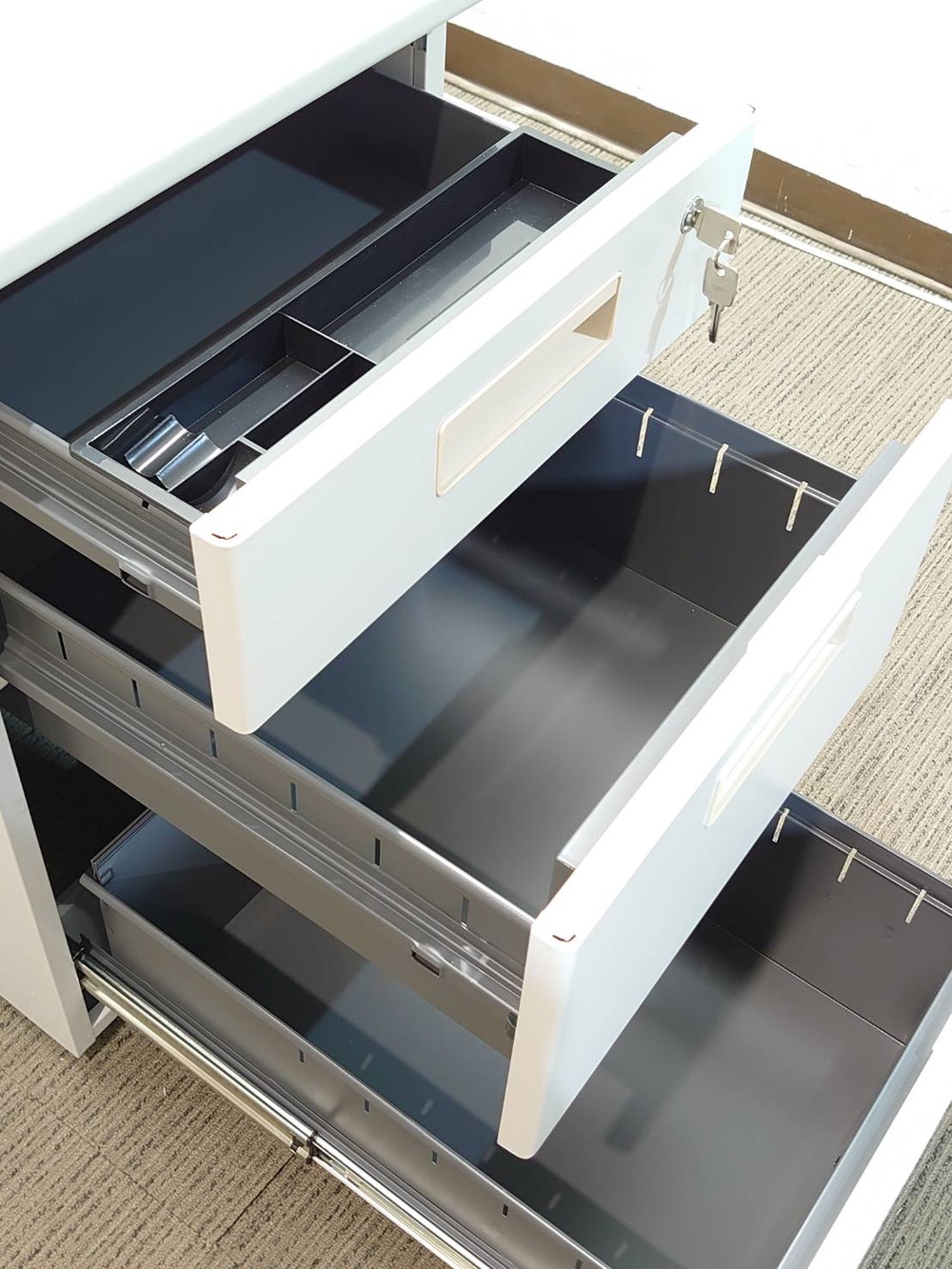 脇机 袖机 3段ワゴン サイドワゴン デスクワゴン 書類整理 オフィス収納 スチールワゴン 事務ワゴン 事務用ワゴン 国産 3段 ワゴン 【中古オフィス家具】【中古】 - 画像 (3)