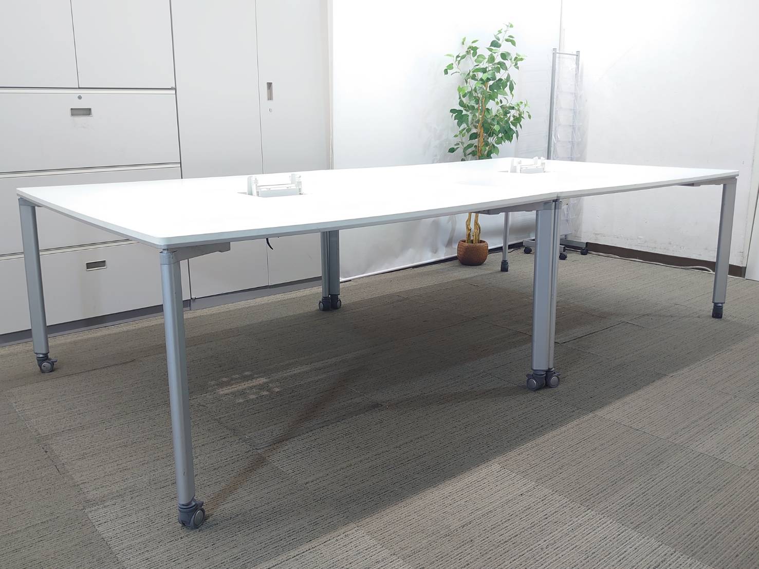 在庫多数 100席分 フリーアドレス 送料無料 4名用 フリアド コクヨ ワークソート W1400×2台 フリアド 平机 片袖机 可動式 オフィステーブル ミーティングテーブル 会議テーブル 多目的テーブル SDT-WS1414PAW 開業セット 国産 【中古オフィス家具】【中古】オフィスパートナー - 画像 (5)