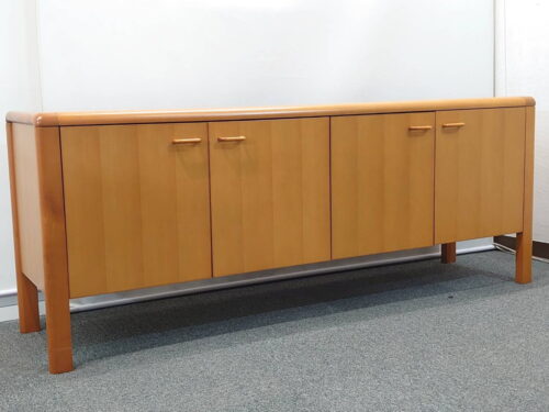 イトーキ ローボード 木製ローボード ローキャビネット 役員家具 木製家具 収納棚 書庫 本棚 書棚 キャビネット 木製キャビネット 両開き ITOKI HXS-07GDR-43 W1800 D450 H700 国産 【中古オフィス家具】【中古】