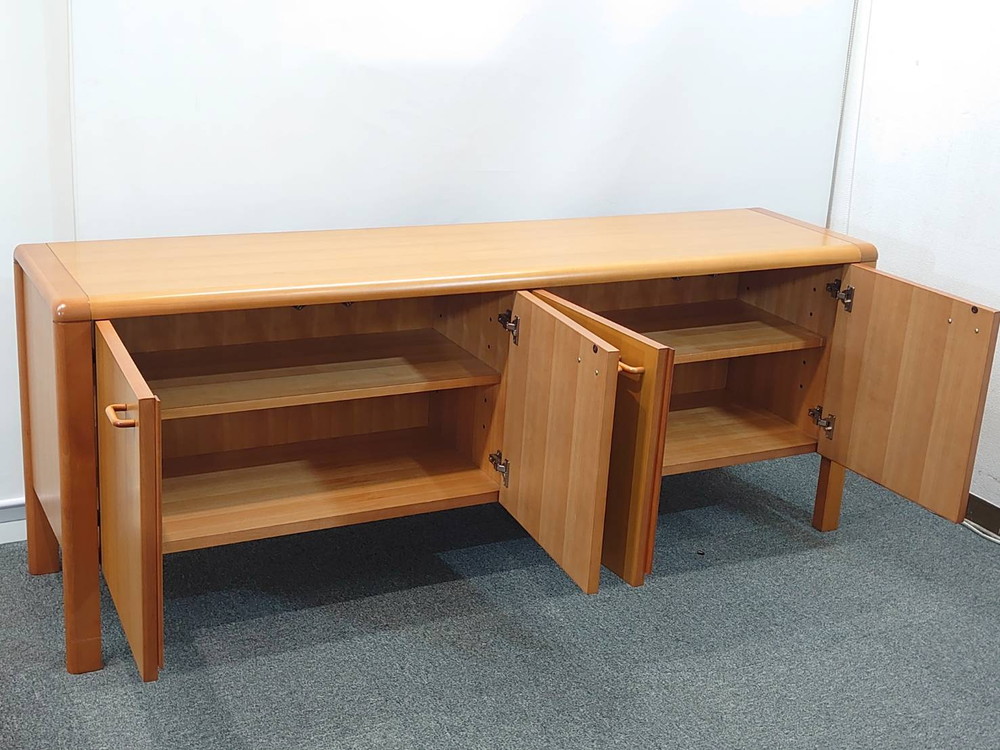 イトーキ ローボード 木製ローボード ローキャビネット 役員家具 木製家具 収納棚 書庫 本棚 書棚 キャビネット 木製キャビネット 両開き ITOKI HXS-07GDR-43 W1800 D450 H700 国産 【中古オフィス家具】【中古】 - 画像 (3)