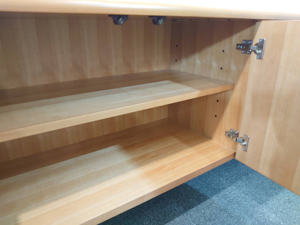 イトーキ ローボード 木製ローボード ローキャビネット 役員家具 木製家具 収納棚 書庫 本棚 書棚 キャビネット 木製キャビネット 両開き ITOKI HXS-07GDR-43 W1800 D450 H700 国産 【中古オフィス家具】【中古】 - 画像 (4)