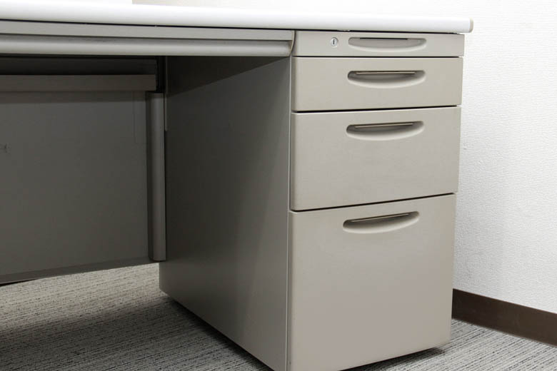 両袖机 オフィスデスク 両袖デスク 役員デスク 役員机 役員用デスク スチールデスク 事務机 事務デスク カギ付き 鍵付き コードホール付き W1400×D700×H700 役員用机 事務用デスク 事務用机 ワークデスク 【中古オフィス家具】【中古】 - 画像 (2)