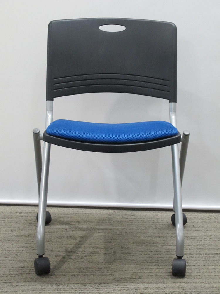 【送料無料 地域限定】 4脚セット 会議チェア ミーティングチェア ネスティングチェア ネスタブルチェア 平行スタックチェア 会議用チェア ミーティング用チェア 多目的チェア トキオ 【中古オフィス家具】【中古】 - 画像 (5)