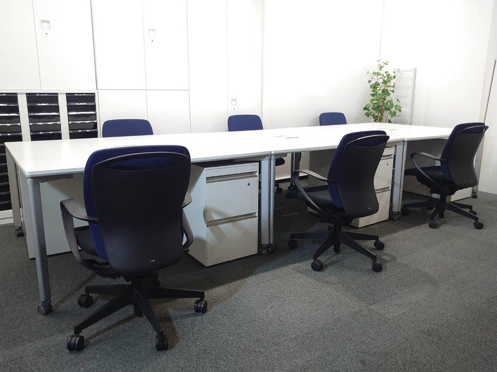 【送料無料 地域限定】 6人用 フリーアドレス デスクセット コクヨ ワークソート ワークテーブルセット W1400×3台 フリアド 平机 片袖机 可動式 オフィステーブル ミーティングテーブル 会議テーブル 多目的テーブル SDT-WS1414PAW 開業セット 国産 【中古オフィス家具】【中古】 - 画像 (4)