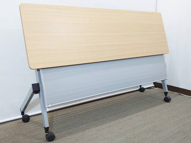 イトーキ 折りたたみテーブル 折り畳みテーブル ミーティングテーブル 会議テーブル スタックテーブル フォールディングテーブル スタッキングテーブル 会議用テーブル ITOKI HXシリーズ THP-184X-98 国産 W1800×D450×H720 【中古オフィス家具】【中古】 - 画像 (3)