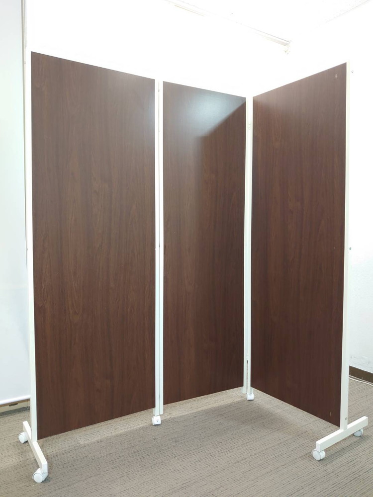 【東京地区限定 送料無料】 3連パーティション パーティション パーテーション 三つ折り 自立式 脚付き 自立パーティション 自立パーテーション キャスター付き キャスター脚 オフィス 衝立 間仕切り ついたて つい立 脚つき ブラウン色 W1865 折りたたみ時W710 【中古オフィス家具】【中古】 - 画像 (2)