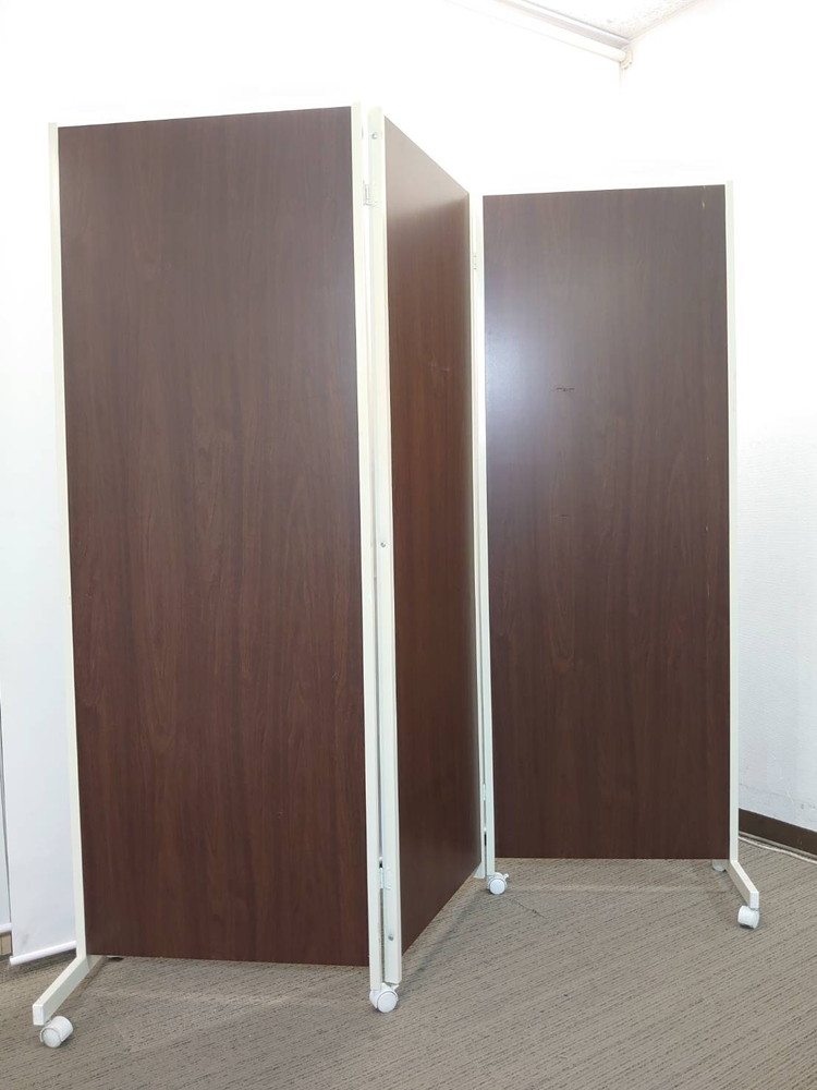 【東京地区限定 送料無料】 3連パーティション パーティション パーテーション 三つ折り 自立式 脚付き 自立パーティション 自立パーテーション キャスター付き キャスター脚 オフィス 衝立 間仕切り ついたて つい立 脚つき ブラウン色 W1865 折りたたみ時W710 【中古オフィス家具】【中古】 - 画像 (4)