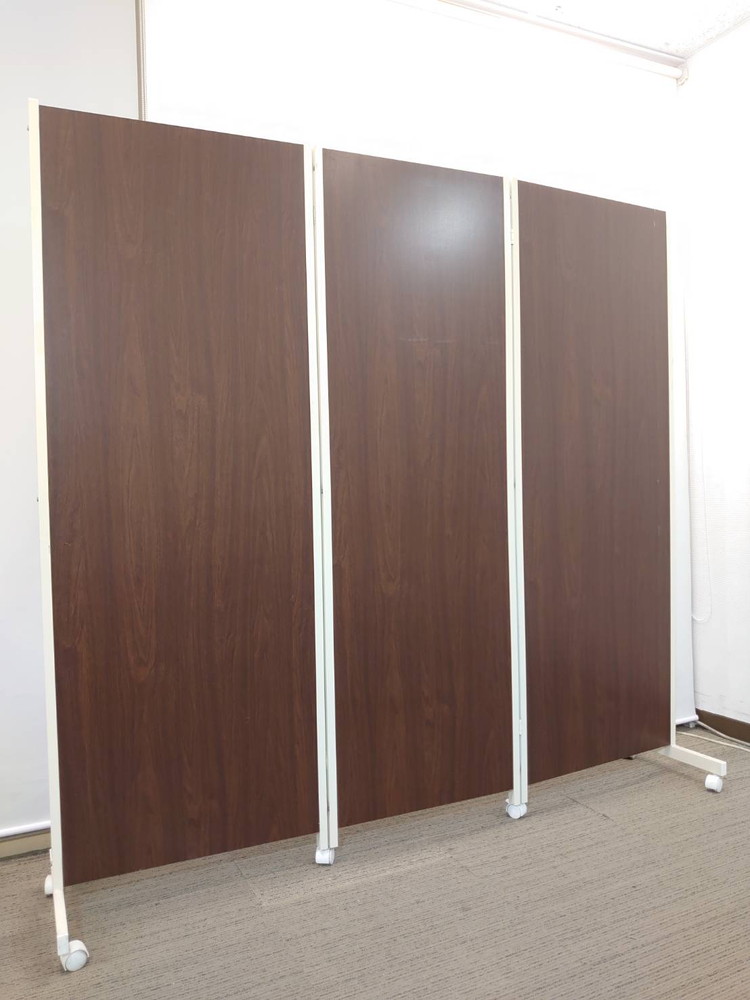 【東京地区限定 送料無料】 3連パーティション パーティション パーテーション 三つ折り 自立式 脚付き 自立パーティション 自立パーテーション キャスター付き キャスター脚 オフィス 衝立 間仕切り ついたて つい立 脚つき ブラウン色 W1865 折りたたみ時W710 【中古オフィス家具】【中古】 - 画像 (5)