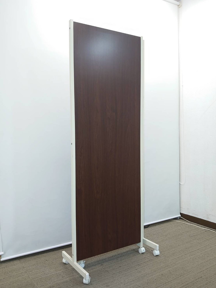 【東京地区限定 送料無料】 3連パーティション パーティション パーテーション 三つ折り 自立式 脚付き 自立パーティション 自立パーテーション キャスター付き キャスター脚 オフィス 衝立 間仕切り ついたて つい立 脚つき ブラウン色 W1865 折りたたみ時W710 【中古オフィス家具】【中古】 - 画像 (6)