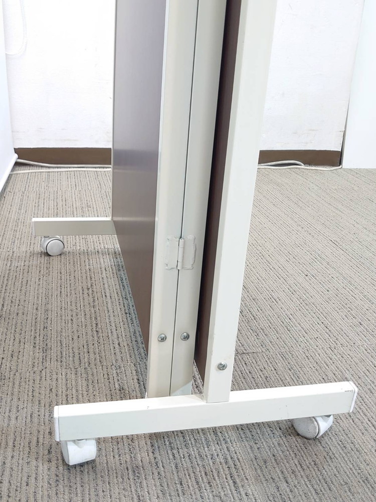 【東京地区限定 送料無料】 3連パーティション パーティション パーテーション 三つ折り 自立式 脚付き 自立パーティション 自立パーテーション キャスター付き キャスター脚 オフィス 衝立 間仕切り ついたて つい立 脚つき ブラウン色 W1865 折りたたみ時W710 【中古オフィス家具】【中古】 - 画像 (7)