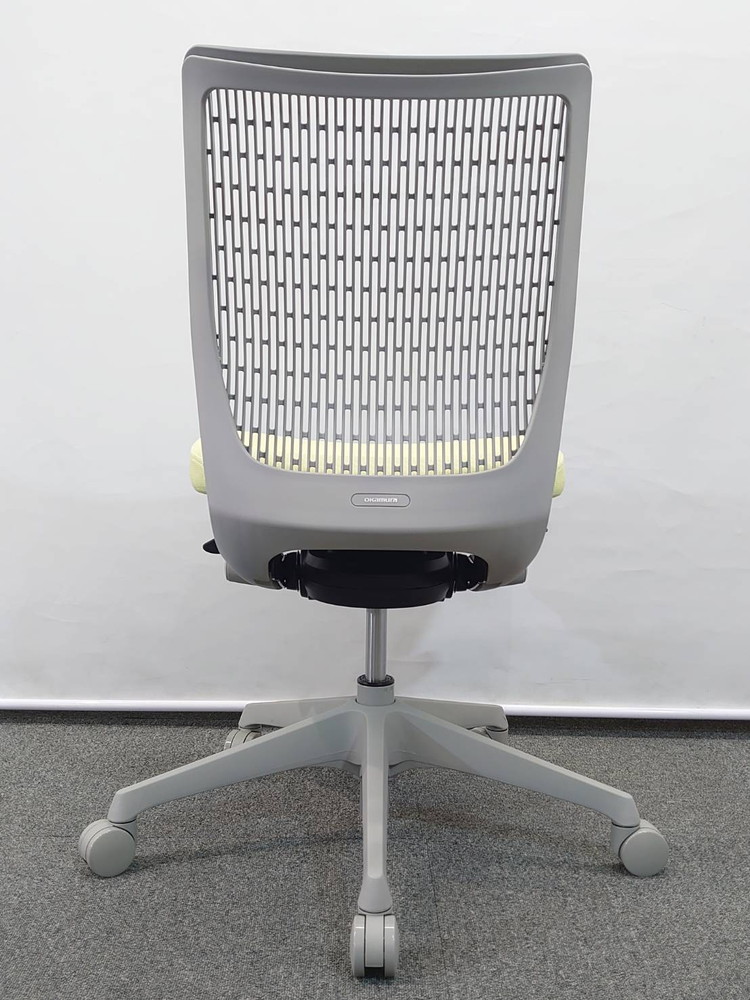 【新品】 18脚入荷 2021年製 オカムラ ヴィスコンテ ピスタチオグリーン 肘無し ローバック オフィスチェア デスクチェア メッシュチェア CWA4BA FEA6 キャスターチェア 事務椅子 ワークチェア オフィスシーティング ビスコンテ okamura Visconte 国産 【送料無料 地域限定】 【新古品】 【中古】 【新品オフィス家具】 - 画像 (2)