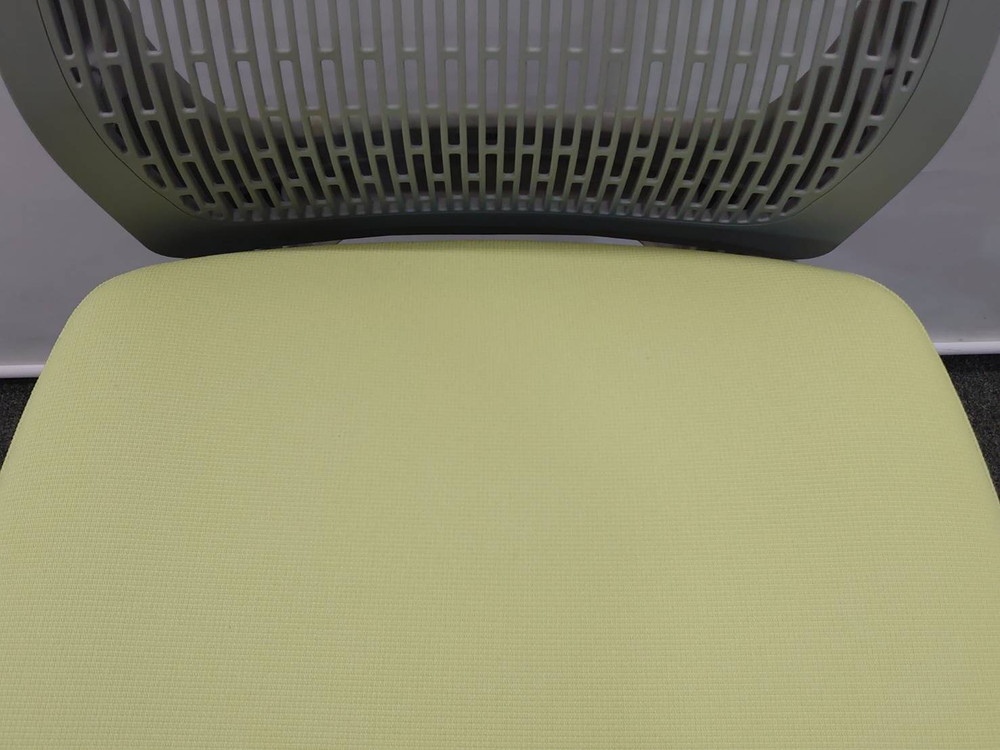 【新品】 18脚入荷 2021年製 オカムラ ヴィスコンテ ピスタチオグリーン 肘無し ローバック オフィスチェア デスクチェア メッシュチェア CWA4BA FEA6 キャスターチェア 事務椅子 ワークチェア オフィスシーティング ビスコンテ okamura Visconte 国産 【送料無料 地域限定】 【新古品】 【中古】 【新品オフィス家具】 - 画像 (3)