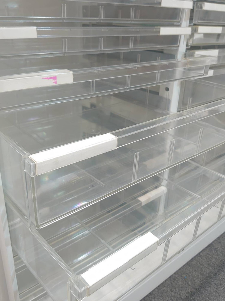 【送料無料 東京地区限定】レターケース 扉付プラスチックキャビネット B4 2列16段 浅型 深型 コンビ型 書類ケース 整理ケース トレーキャビネット 書類整理庫 キャビネット 保管庫 両開き書庫 両開き扉 スチール書庫【中古オフィス家具】【中古】 - 画像 (3)