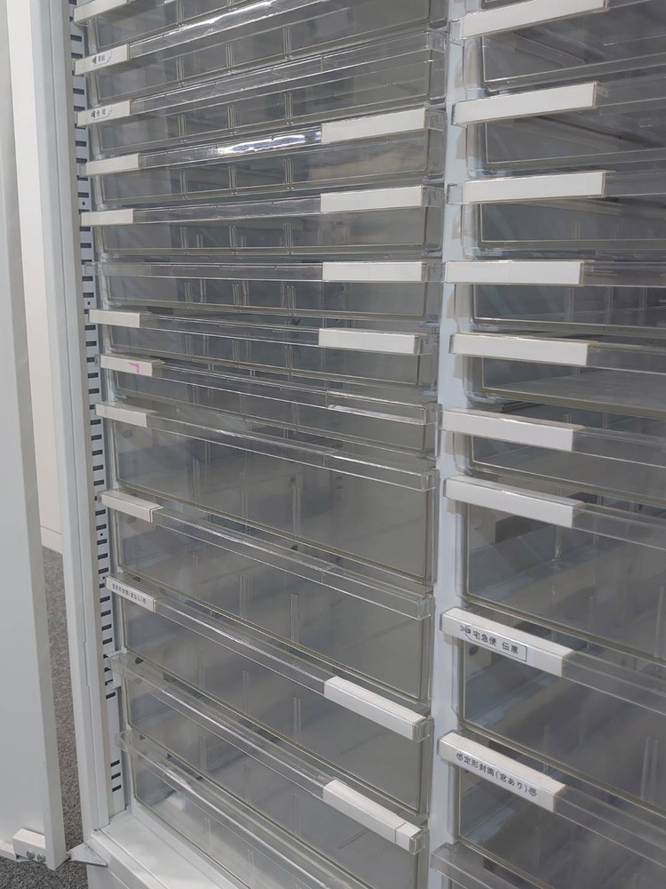 【送料無料 東京地区限定】レターケース 扉付プラスチックキャビネット B4 2列16段 浅型 深型 コンビ型 書類ケース 整理ケース トレーキャビネット 書類整理庫 キャビネット 保管庫 両開き書庫 両開き扉 スチール書庫【中古オフィス家具】【中古】 - 画像 (4)