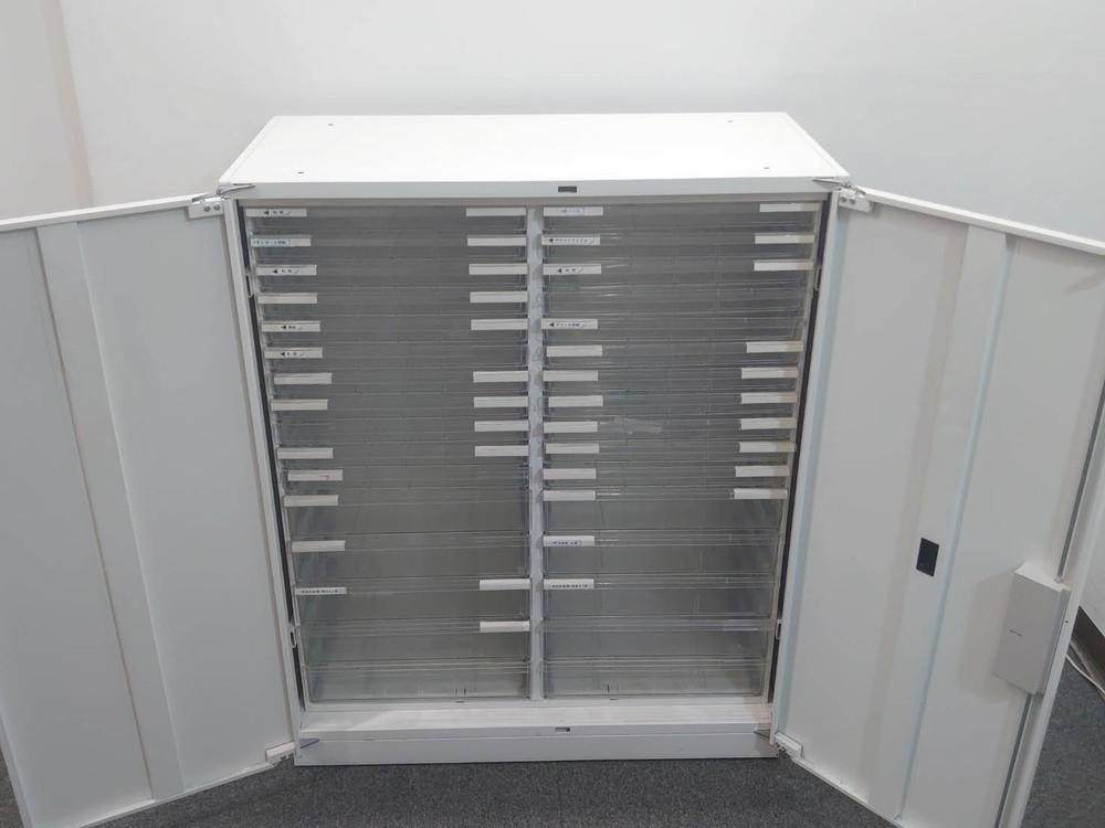 【送料無料 東京地区限定】レターケース 扉付プラスチックキャビネット B4 2列16段 浅型 深型 コンビ型 書類ケース 整理ケース トレーキャビネット 書類整理庫 キャビネット 保管庫 両開き書庫 両開き扉 スチール書庫【中古オフィス家具】【中古】 - 画像 (5)