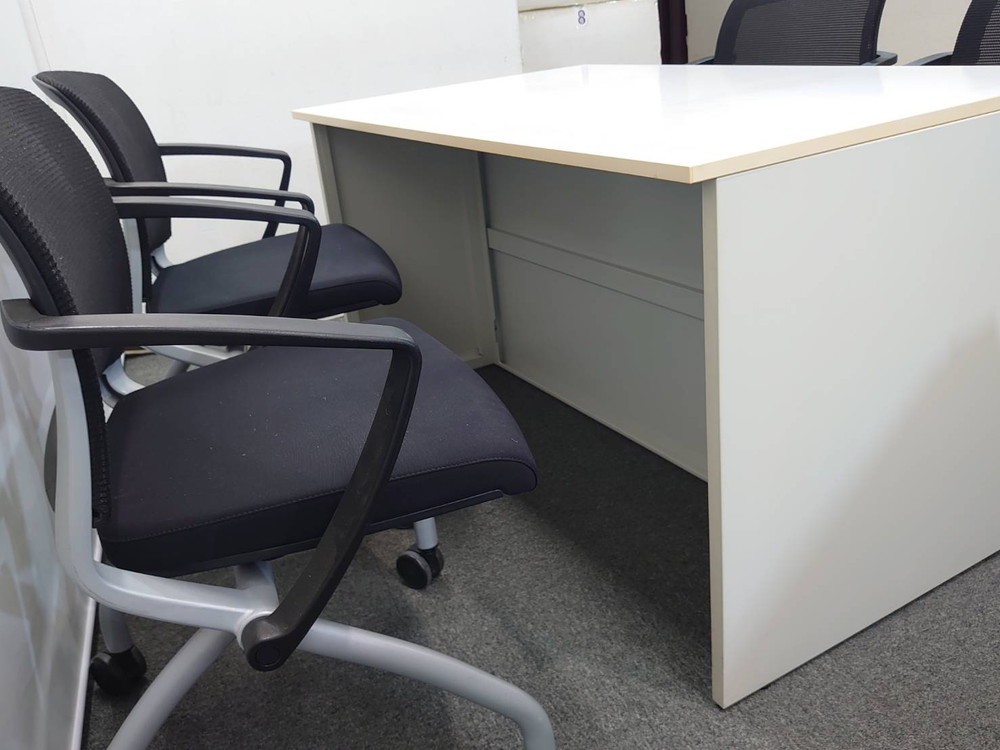 受付セット ローカウンター カウンター SC-L12-T プラス W1250×D750×H700 会議チェア ミーティングチェア ファシス 4人用 4名用 会議セット 案内セット 平行スタックチェア ネスタブルチェア ネスティングチェア FURSYS PLUS ch-00913 s4h-00303 【中古オフィス家具】【中古】 - 画像 (3)