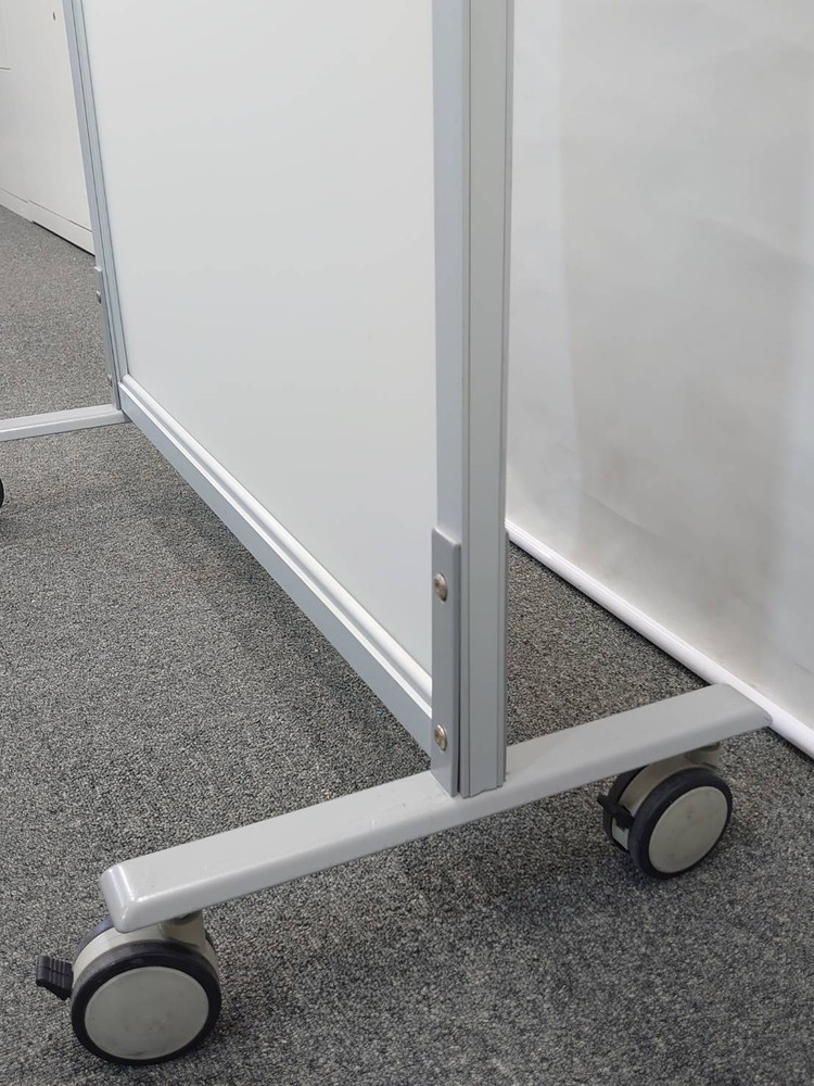 【法人限定送料無料】 パーティション パーテーション W800 D400 H1620 自立パーティション 自立パーテーション 分解発送 要組立品 目隠し 脚付きパーティション キャスター脚 衝立 ついたて 間仕切り ホワイト色 【中古オフィス家具】【中古】 - 画像 (3)