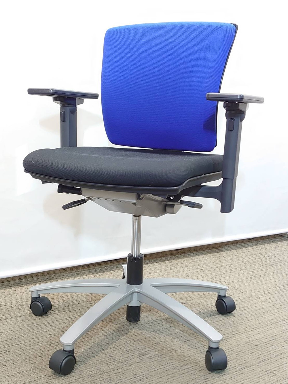 【中古】Ludio 国産 オフィスチェア キャスターチェア 肘付き