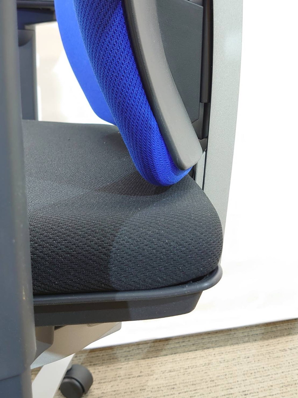 【中古】Ludio 国産 オフィスチェア キャスターチェア 肘付き - 画像 (9)