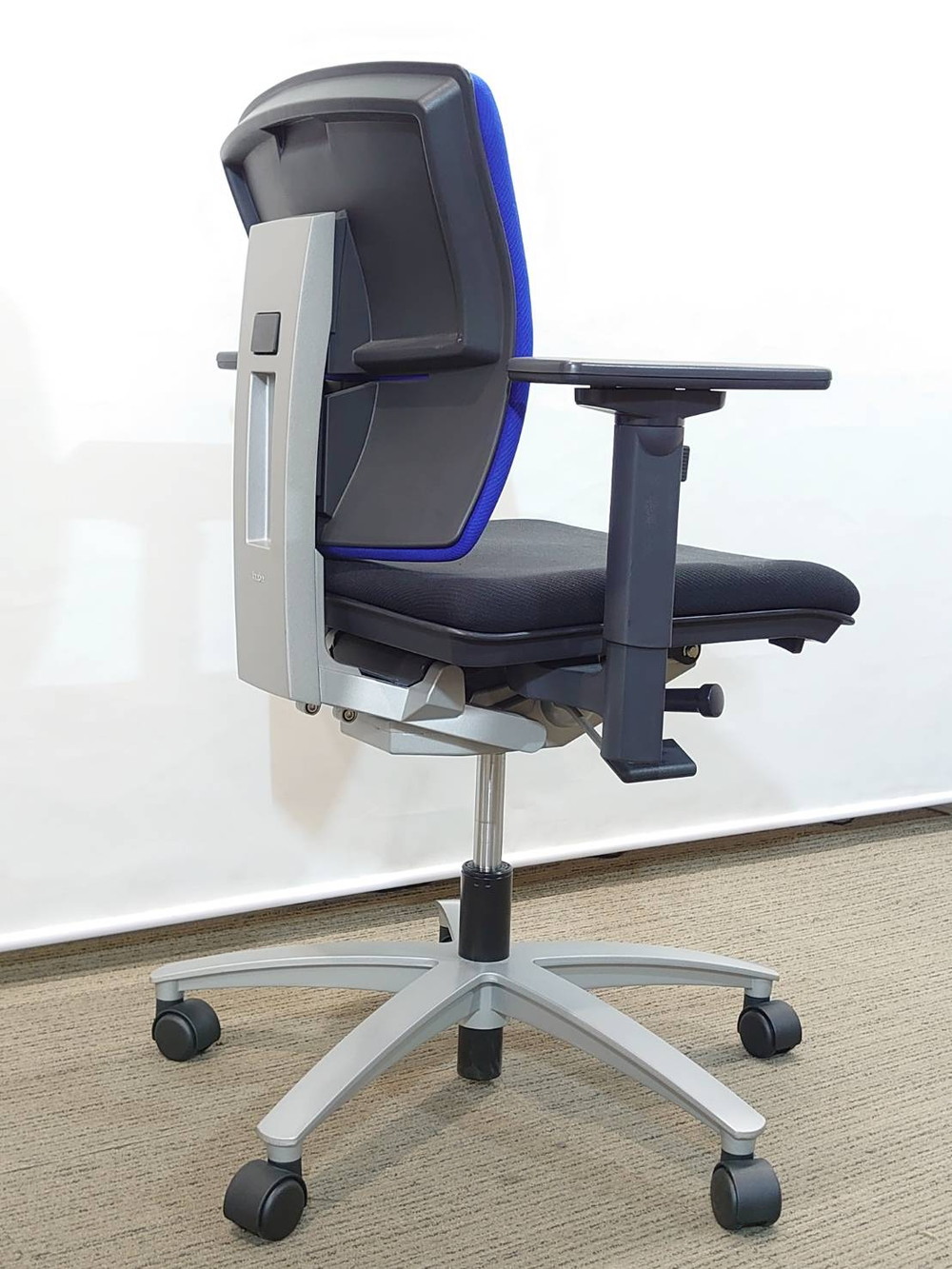 【中古】Ludio 国産 オフィスチェア キャスターチェア 肘付き - 画像 (3)